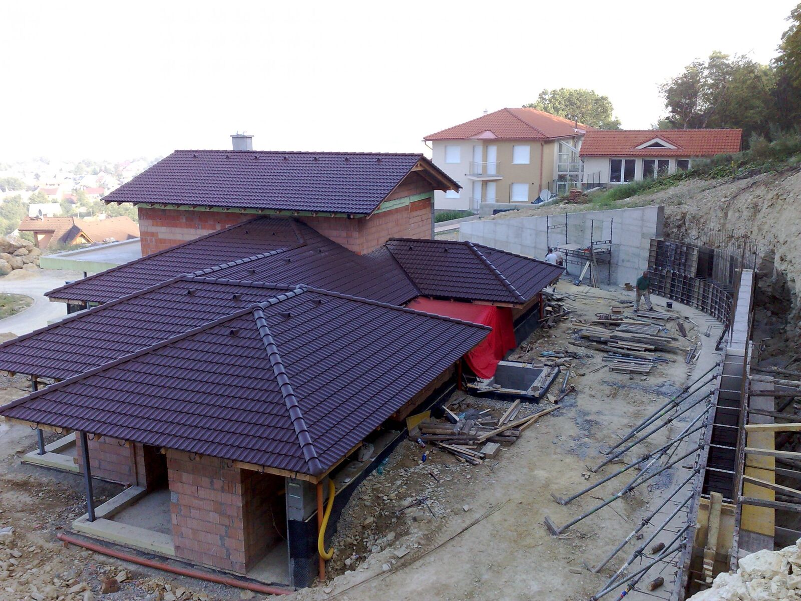 Rodinné domy po dokončení hrubej stavby a oporného múru