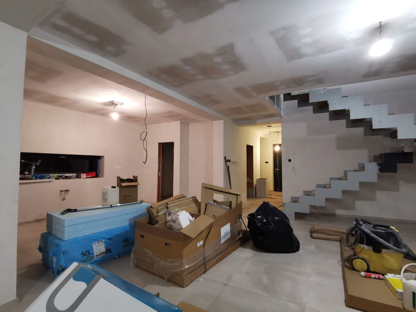 Interiér rodinného domu pred dokončením