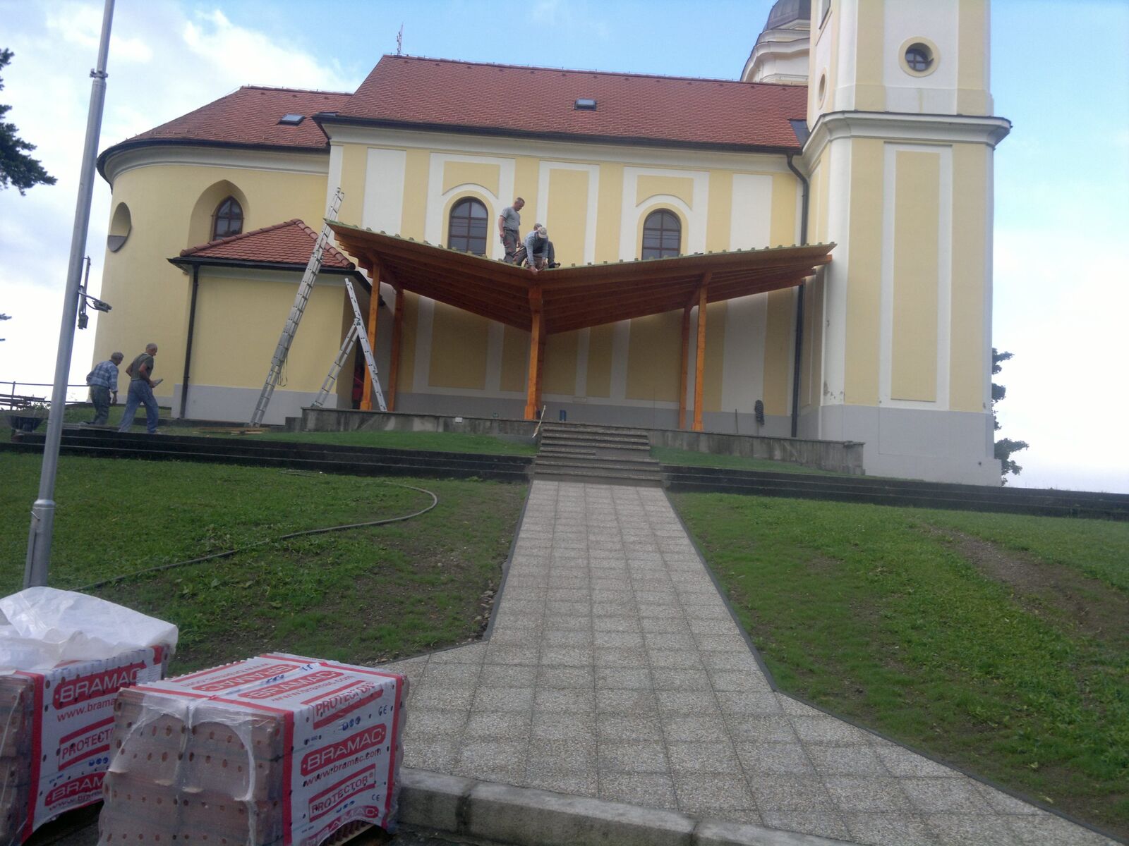 Drevený prístrešok pri kostole v Skalke nad Váhom